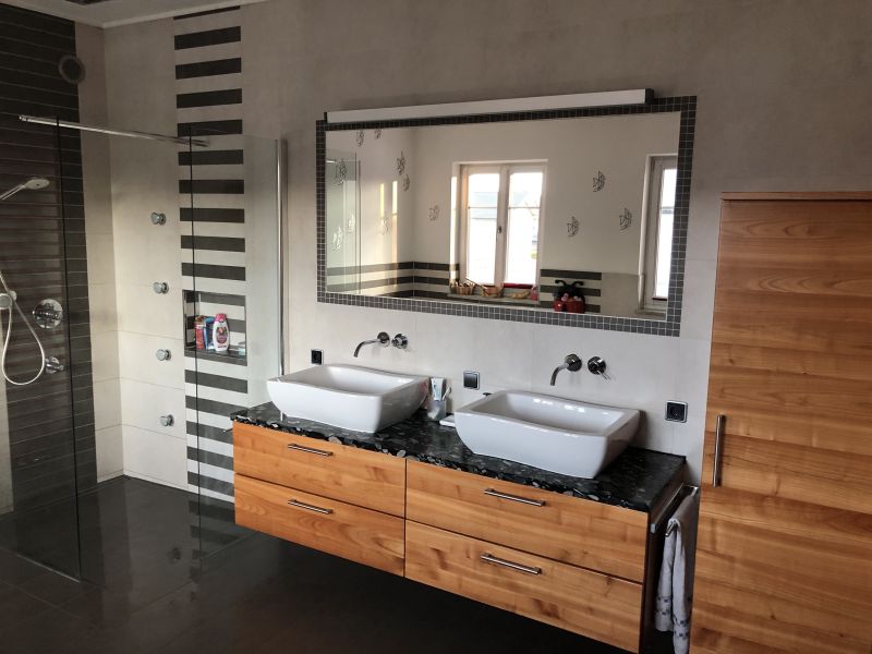 Luxus Bad in Osterhofen Waschtischanlage Walk-In-Dusche
