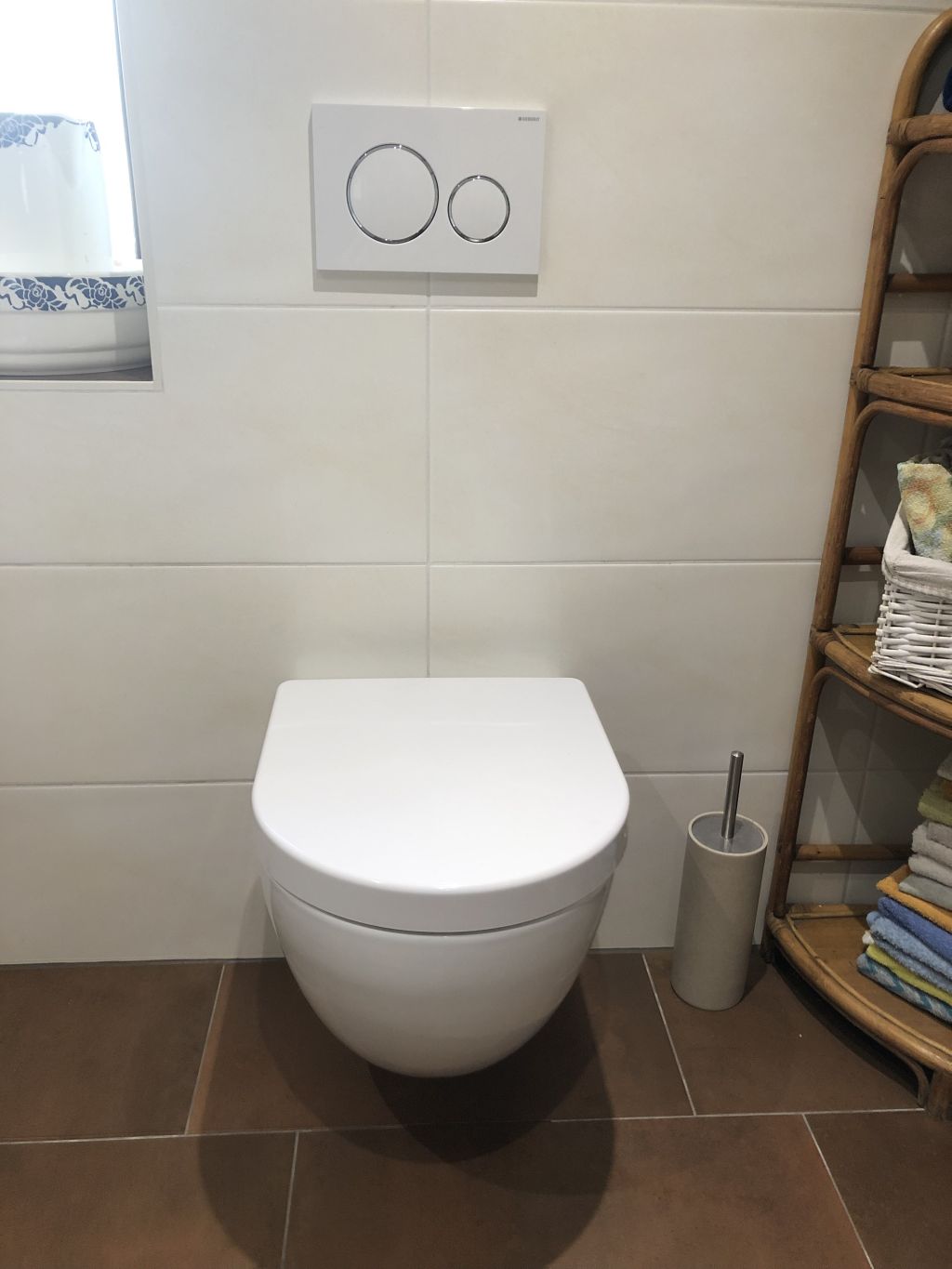 Badsanierung Osterhofen spülrandloses WC mit Geberit Drückergarnitur