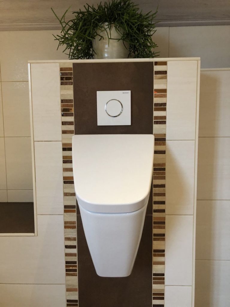Badsanierung Aldersbach eckiges Urinal Geberit Urinalspülkasten